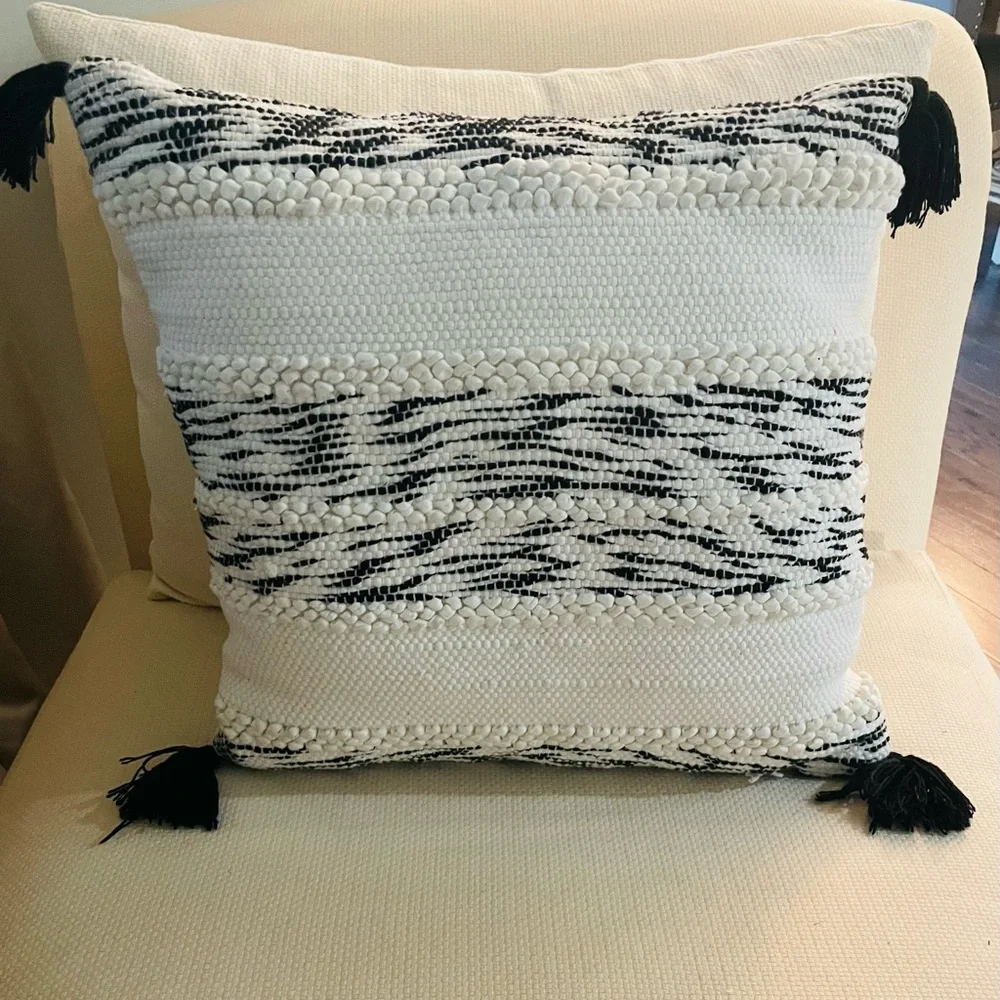 TWO COTTON TEXTURED TASSEL THROW DECORATIVE PILLOWS 18x18 INSERTS INCLUD…